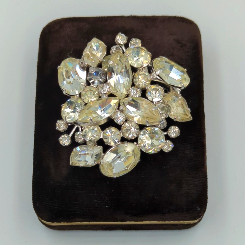 WEISS Clear Rhinestone Brooch Silver Tone Vintage Signed Rhodium Plating Pin